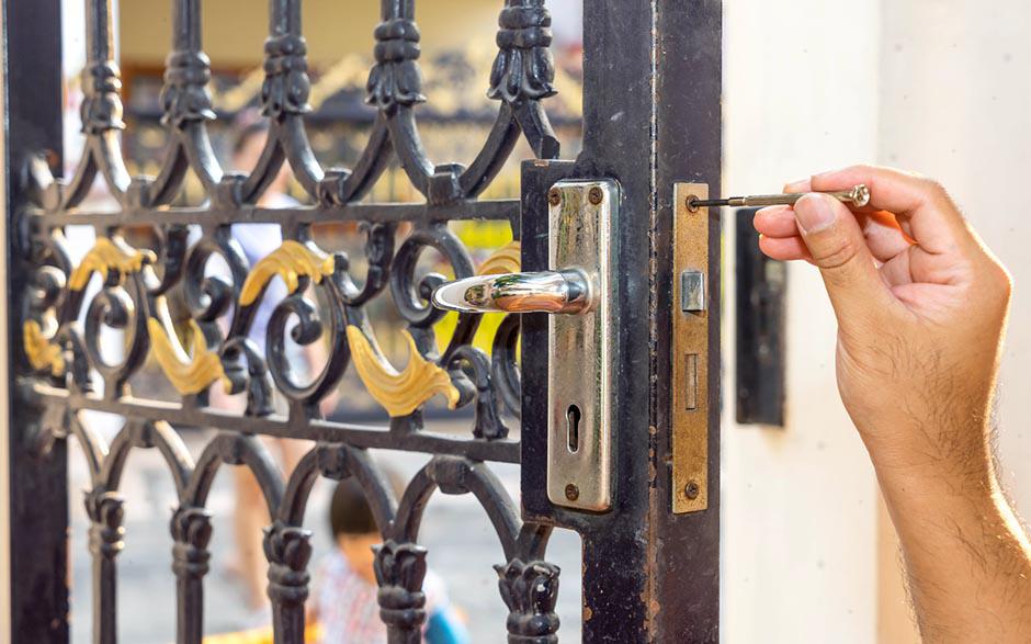 ouverture de porte claquée serrurier Les Essarts-le-Roi